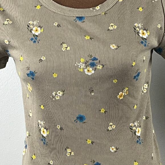 Forever 21 Taupe Floral Short Sleeve Ribbed Knit Cropped Tee Size Medium - Picture 2 of 7